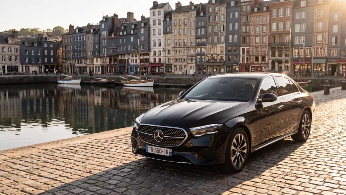 Mercedes Classe E sur le quai du Vieux Bassin à Honfleur en Normandie, excursion privée depuis Paris