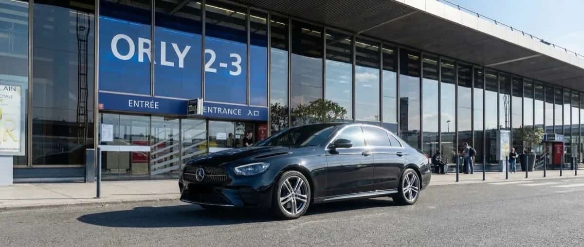Mercedes Classe E chauffeur privé devant le terminal Orly Paris